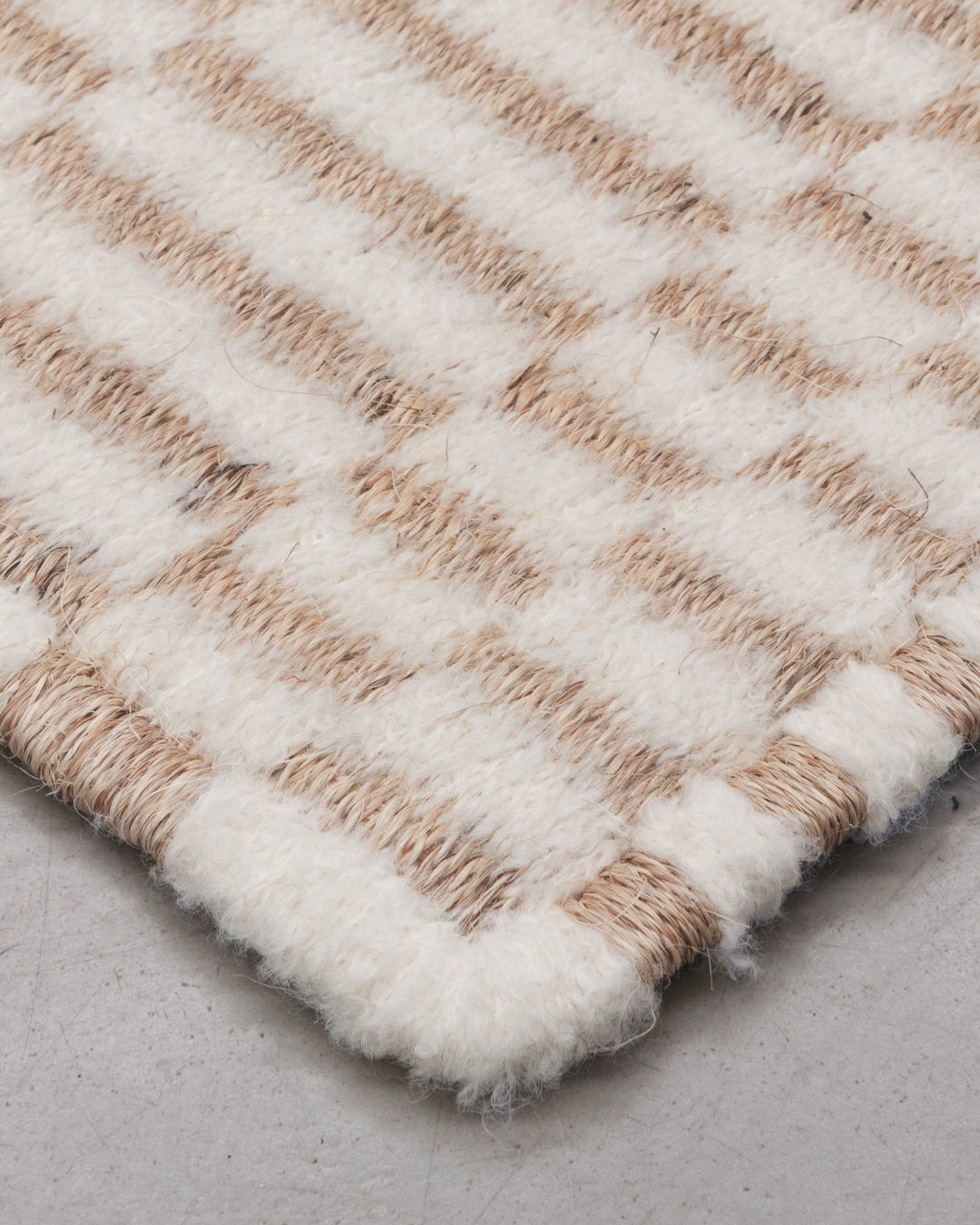 AXXIS WEAVE RUG IN FIQUE FIBER AND BOUCLÉ ALPACA