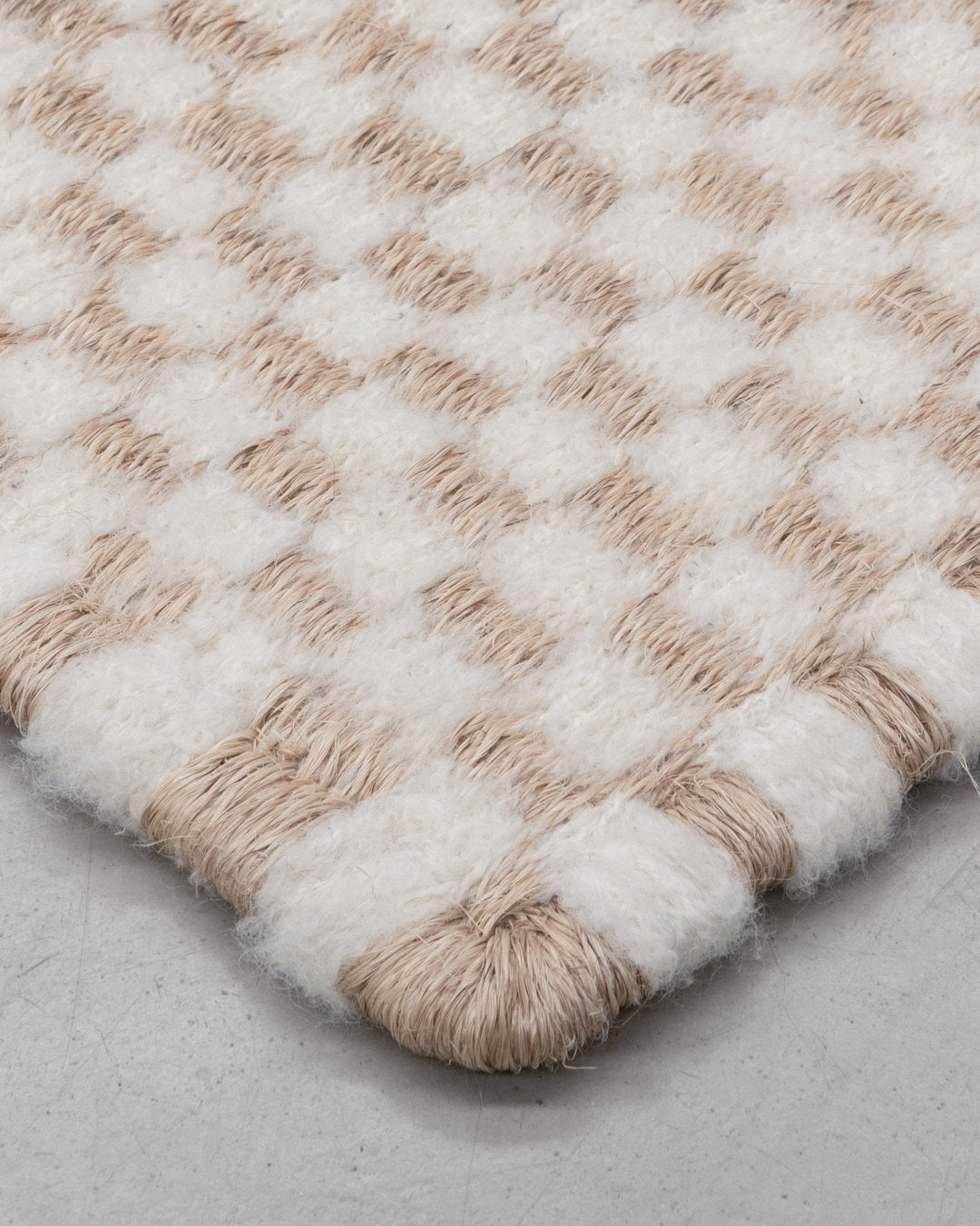 CHESS WEAVE RUG IN FIQUE FIBER AND BOUCLÉ ALPACA