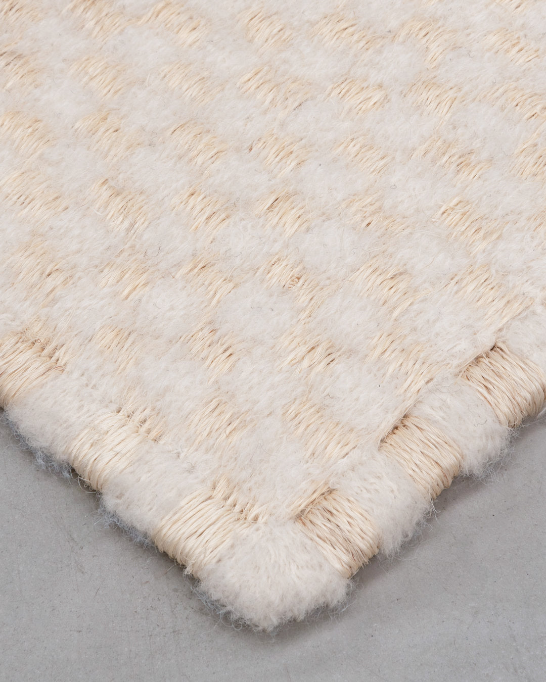 CHESS WEAVE RUG IN FIQUE FIBER AND BOUCLÉ ALPACA
