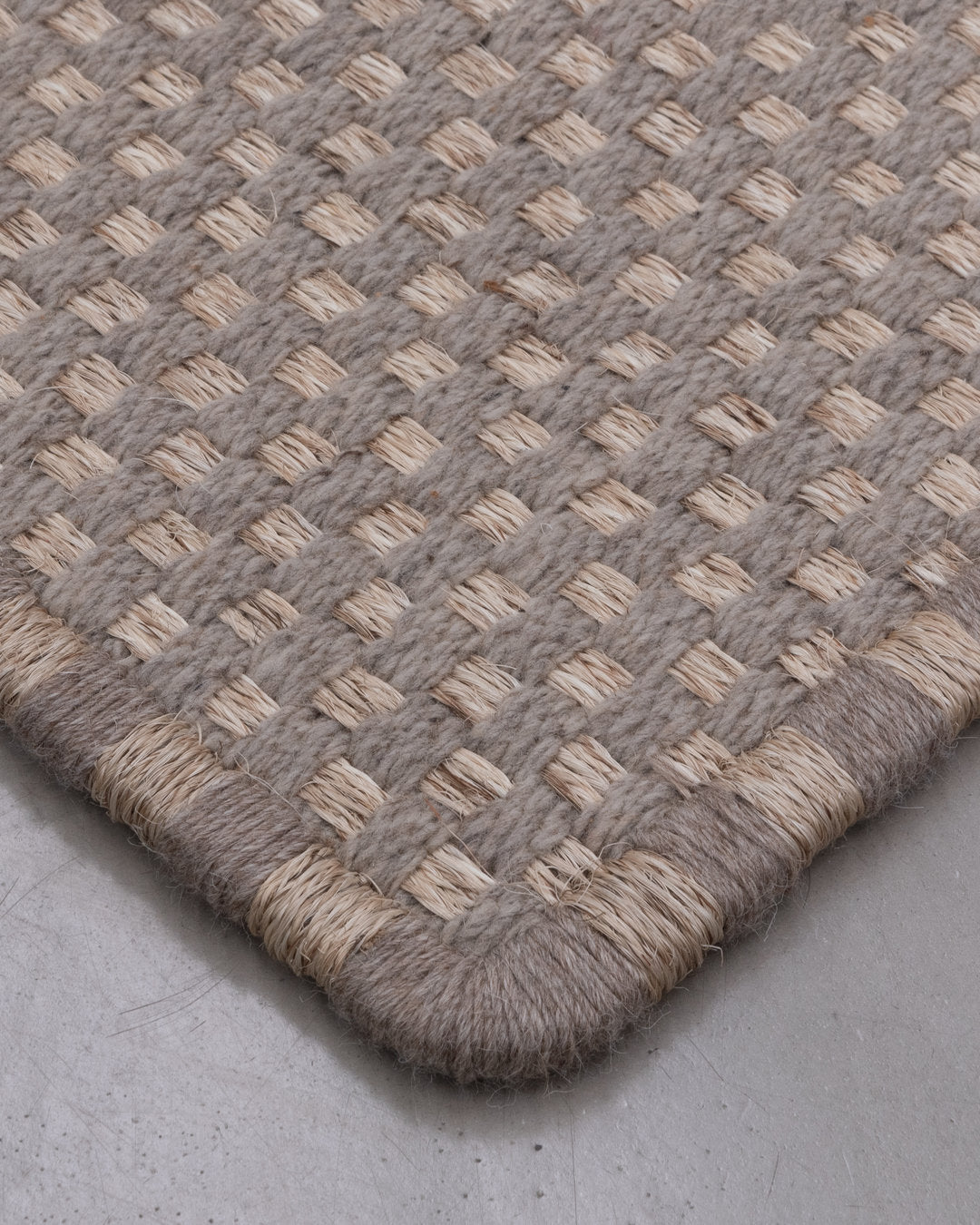 KANASPI WEAVE RUG IN FIQUE FIBER AND API ALPACA