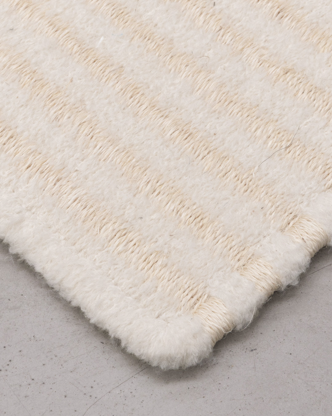 STRIPES WEAVE RUG IN FIQUE FIBER AND BOUCLÉ ALPACA