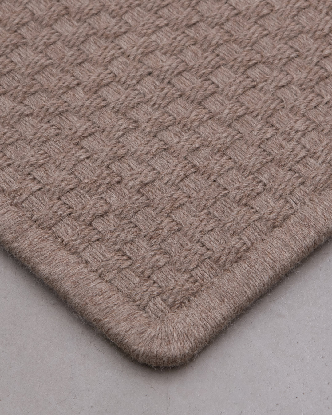 KANASPI WEAVE RUG IN ALPACA AND API ALPACA